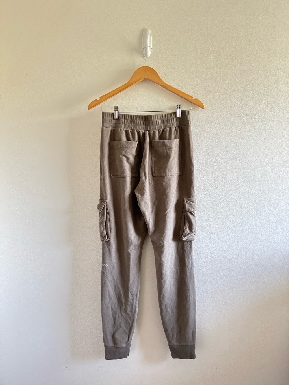Alo Yoga Unwind Taupe Cargo Jogger Sweatpants size Small - Picture 3 of 8
